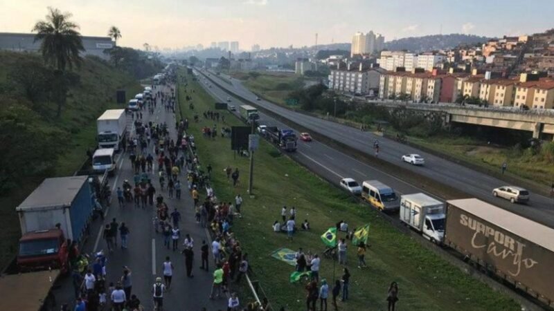 Câmara aprova anistia de multas a caminhoneiros e regras para transporte público