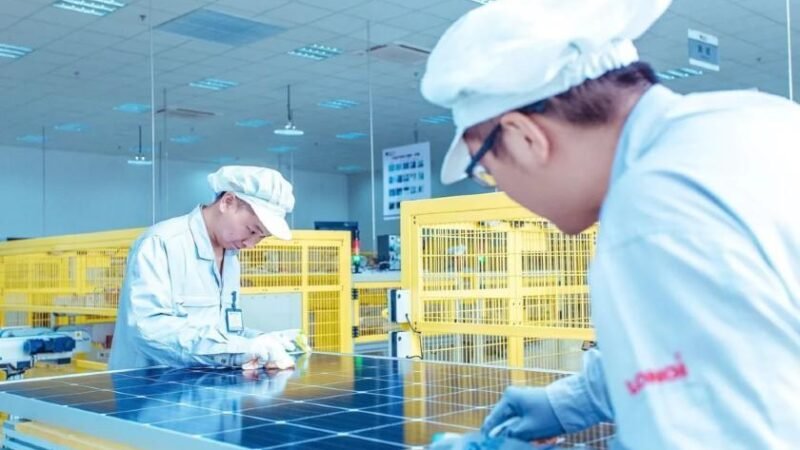 China constrói mais energia renovável do que o resto do mundo junto, mas gargalos podem prolongar uso do carvão