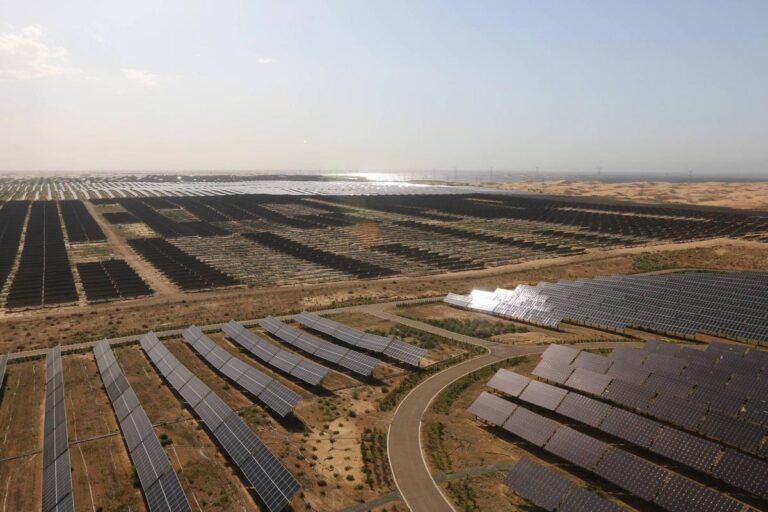 China transforma deserto de Kubuqi em muralha solar de 400 km para abastecer cidades