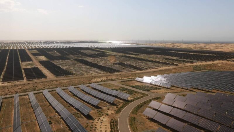 China transforma deserto de Kubuqi em muralha solar de 400 km para abastecer cidades