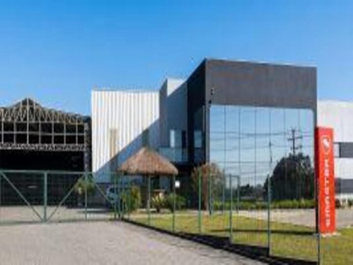 Energia limpa na indústria: fabricante de elevadores automotivos amplia uso de energia solar e reduz emissões no país