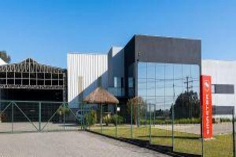 Energia limpa na indústria: fabricante de elevadores automotivos amplia uso de energia solar e reduz emissões no país