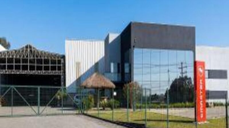 Energia limpa na indústria: fabricante de elevadores automotivos amplia uso de energia solar e reduz emissões no país