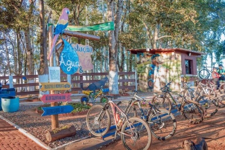 Espaço oferece ponto de apoio a ciclistas, área de convivência e contato com a natureza, ideal para aproveitar o recesso escolar na região