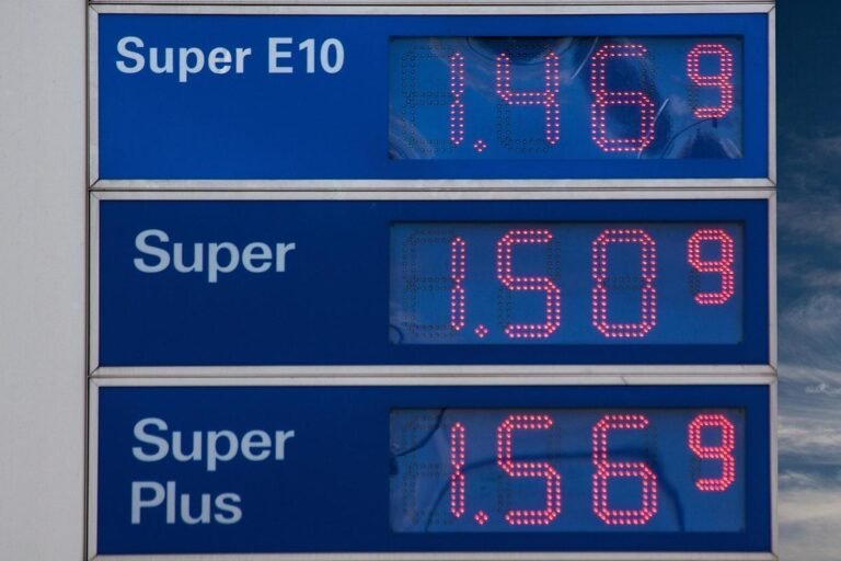Governo adia fim de subsídio à gasolina por petróleo caro e pressão do etanol