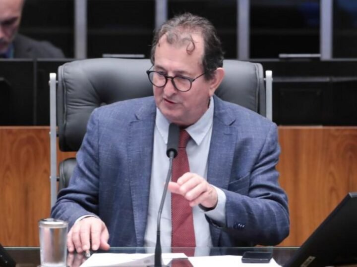 Parlamentares e especialistas debatem avanços e retrocessos ambientais na sessão solene da Câmara Parlamentares e especialistas debatem avanços e retrocessos ambientais na sessão solene da Câmara