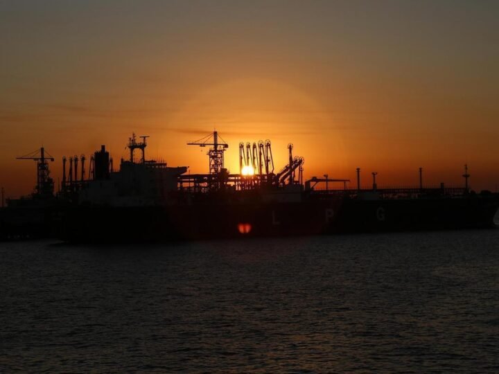 Preços do petróleo subem a 4‑semana mais alto após escalada entre EUA e Irã