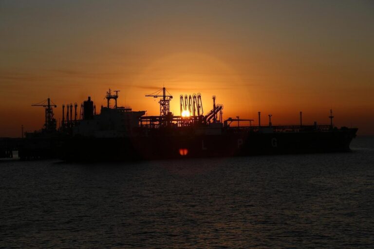 Preços do petróleo subem a 4‑semana mais alto após escalada entre EUA e Irã