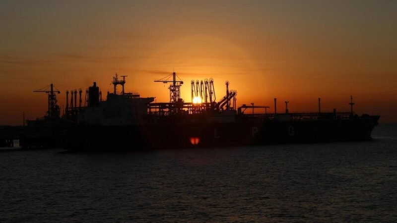 Preços do petróleo subem a 4‑semana mais alto após escalada entre EUA e Irã
