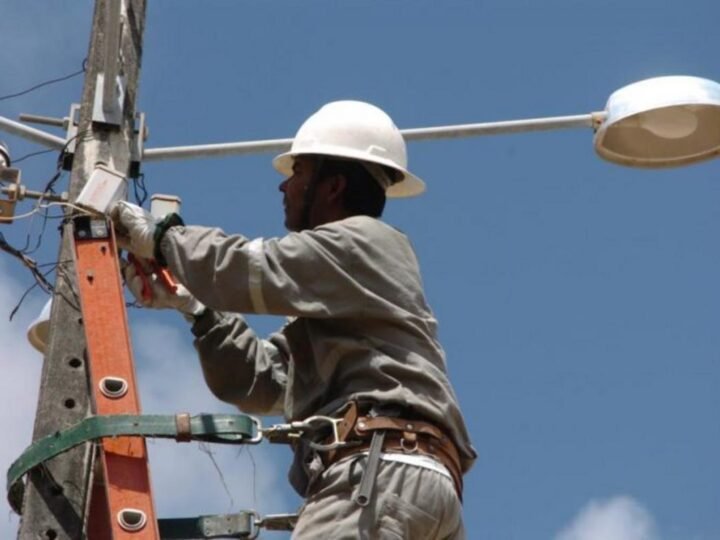 Regras para compartilhamento de postes entre empresas de energia e telecomunicações são estabelecidas em novo projeto Regras para compartilhamento de postes entre empresas de energia e telecomunicações são estabelecidas em novo projeto