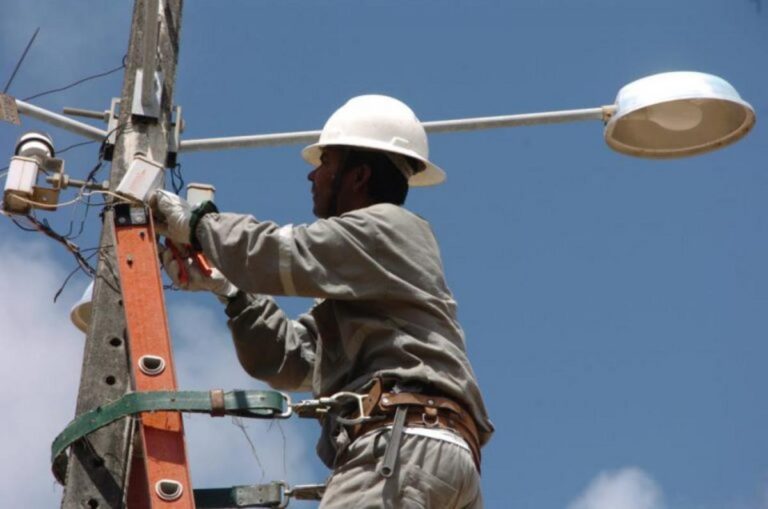 Regras para compartilhamento de postes entre empresas de energia e telecomunicações são estabelecidas em novo projeto