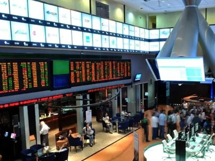 Bolsa despenca 2,3% enquanto capital escapa