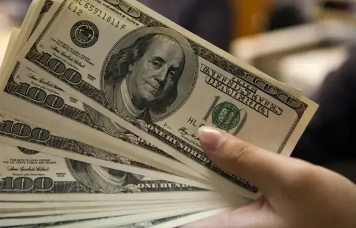 Dólar cresce, bolsa recua