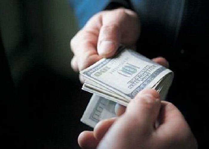 Dólar encerra o dia de negociações com leve queda