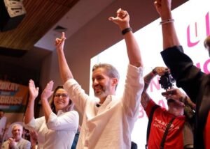 Grass oficializa candidatura e promete reconstrução