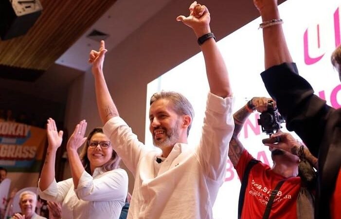 Grass oficializa candidatura e promete reconstrução