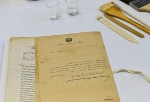Senado restaura e entrega cinco cartas de Juscelino Kubitschek ao TJDF