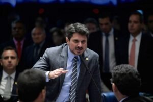 Senador nomeia chefe de gabinete como primeiro suplente