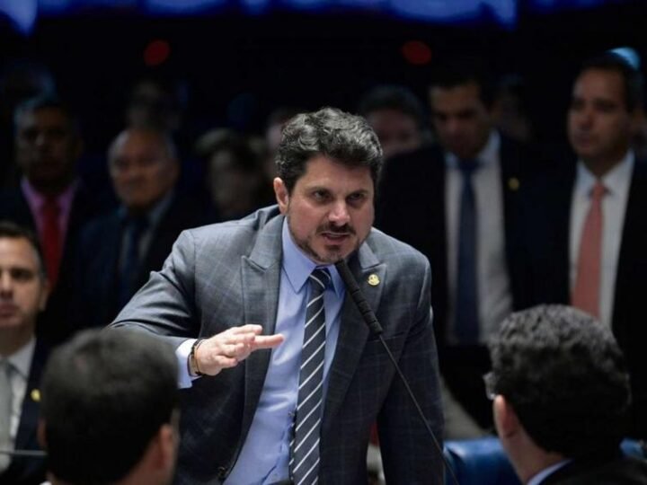 Senador nomeia chefe de gabinete como primeiro suplente