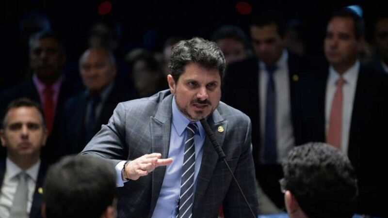 Senador nomeia chefe de gabinete como primeiro suplente