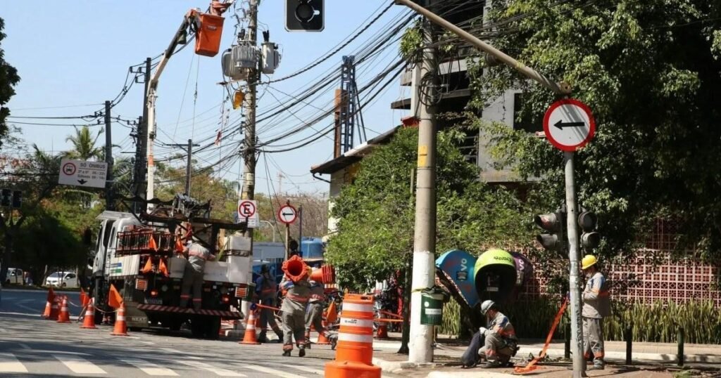 Enel technicians performing maintenance on an utility pole in the Pinheiros neighborhood, São Paulo, on September 3, 2021. Photo: Rovena Rosa/Agência Brasil