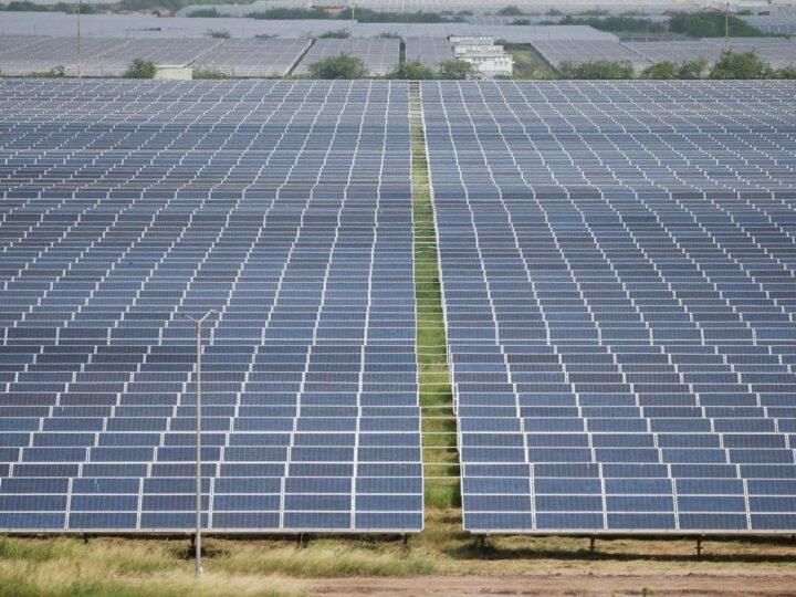 Baterias reduzem perdas de energia solar na Índia, mitigando cortes na rede elétrica