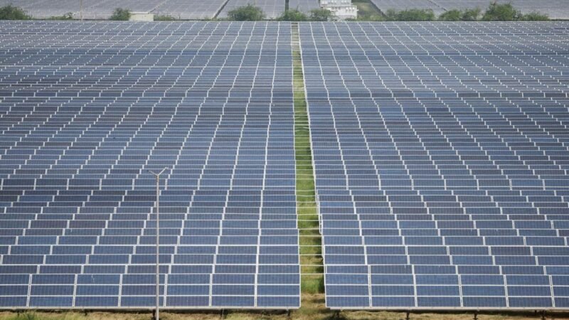 Baterias reduzem perdas de energia solar na Índia, mitigando cortes na rede elétrica
