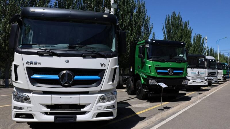 China lidera salto nas vendas globais de caminhões e ônibus elétricos