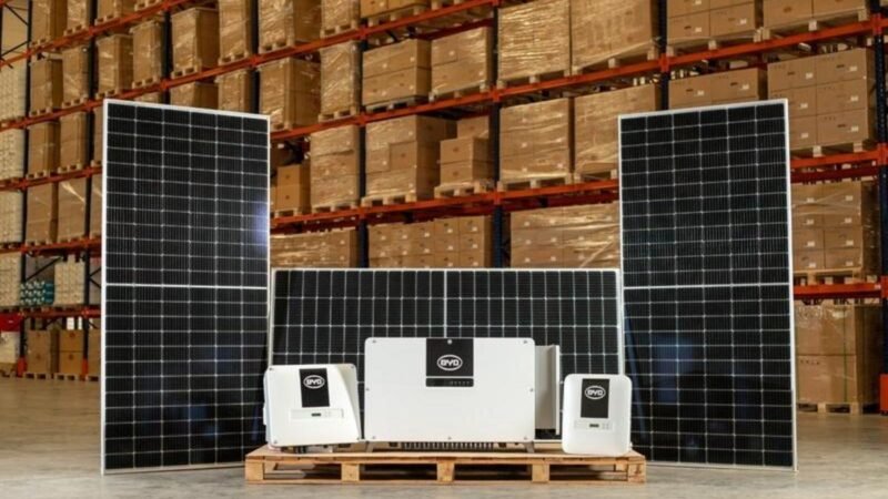 Da garagem ao telhado: BYD democratiza energia limpa com venda de kits solares nas concessionárias