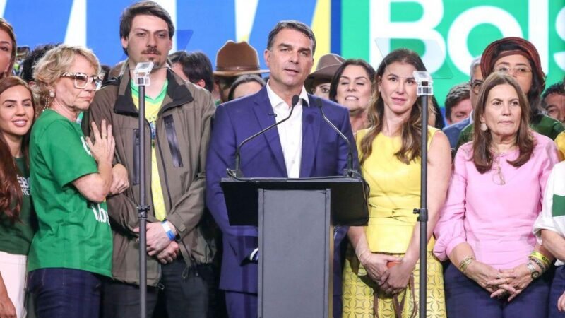 Flávio Bolsonaro propõe revisar regras para exploração de gás por fracking no Brasil