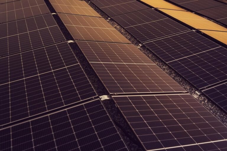 Geração solar clandestina atinge 14 GW e força ANEEL a endurecer fiscalização