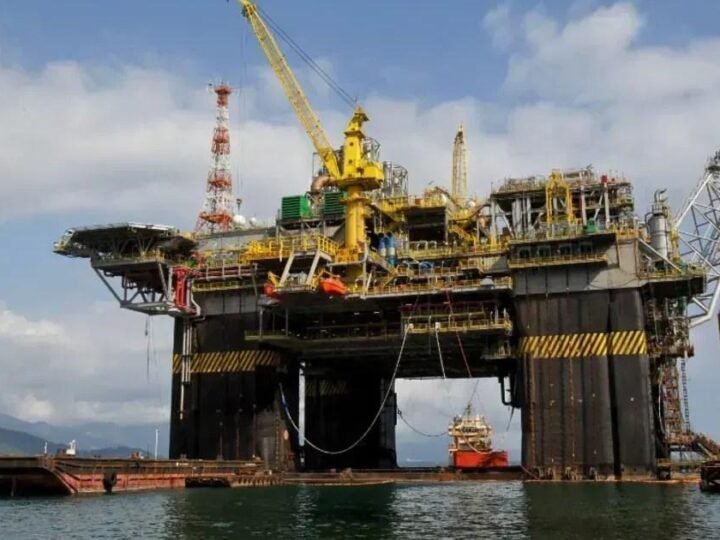 Governo considera prorrogar imposto de 12% sobre exportações de petróleo enquanto preço supera US$80