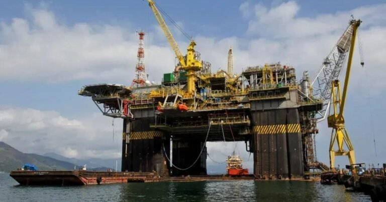 Governo considera prorrogar imposto de 12% sobre exportações de petróleo enquanto preço supera US$80