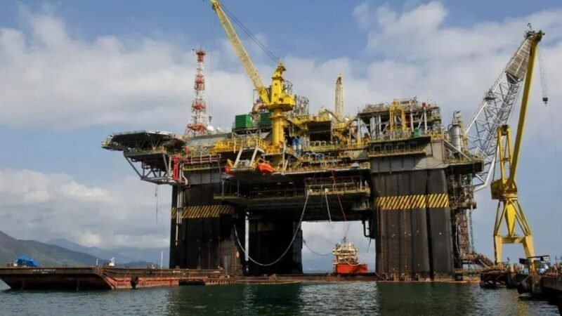 Governo considera prorrogar imposto de 12% sobre exportações de petróleo enquanto preço supera US$80