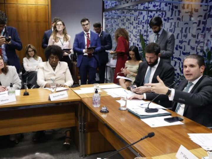 Hugo Motta vota hoje PL que reduz impostos federais sobre combustíveis