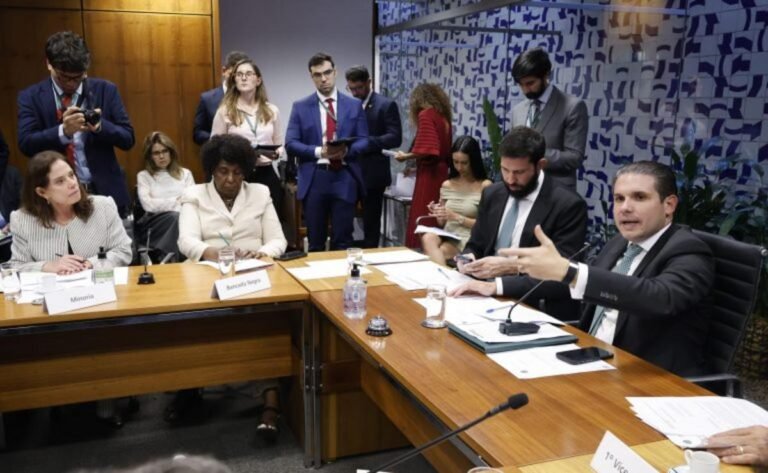 Hugo Motta vota hoje PL que reduz impostos federais sobre combustíveis