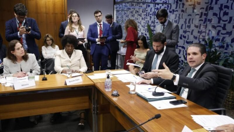 Hugo Motta vota hoje PL que reduz impostos federais sobre combustíveis