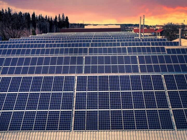 Indústria brasileira expande energia solar, reduz custos e emissões de CO2