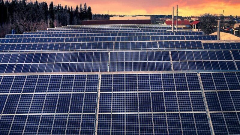 Indústria brasileira expande energia solar, reduz custos e emissões de CO2