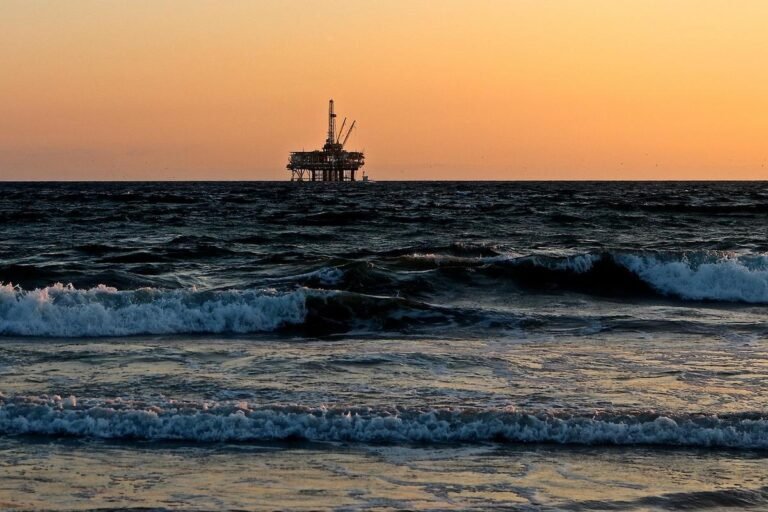 Justiça suspende 18 blocos de petróleo e gás por risco ambiental