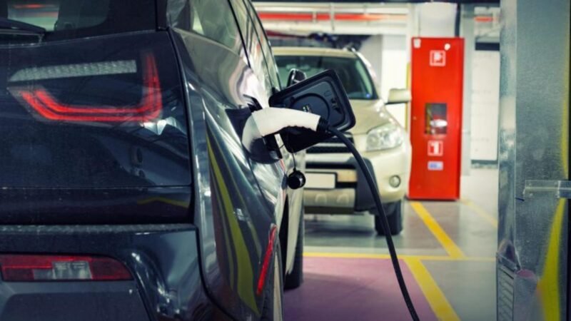 Leis de segurança e indenização mínima de R$ 500 mil para falhas em carros elétricos