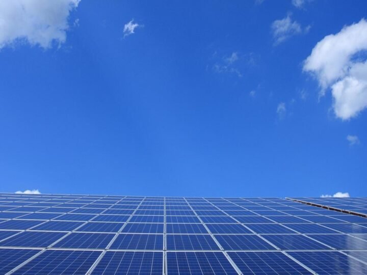 Mundo alcança 3 TW energia solar enquanto Brasil registra queda de 23% nas novas instalações