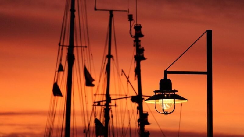 Pequim lança postes híbridos solares e eólicos para iluminação autônoma