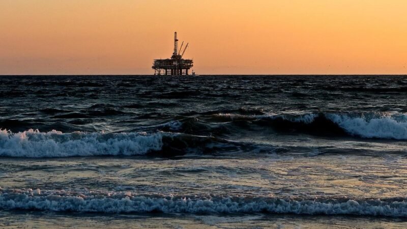 Petrobras contrata Halliburton para projeto pioneiro de captura de carbono no Rio de Janeiro