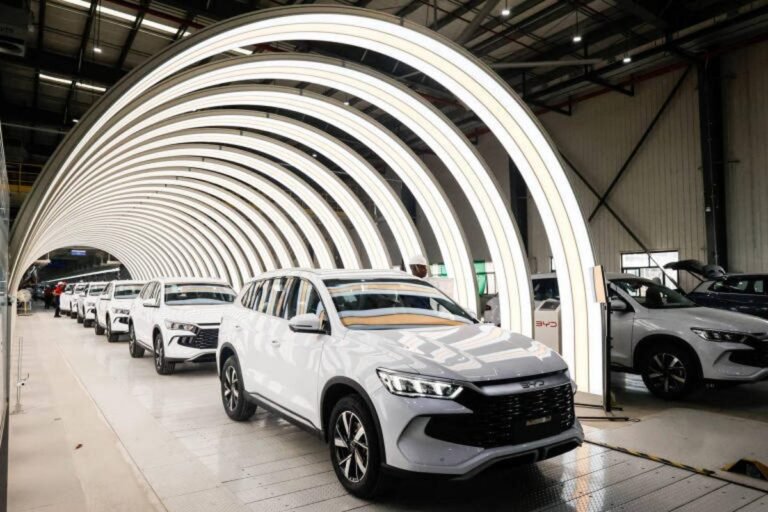 Petróleo em alta impulsiona recorde de vendas de carros elétricos globalmente