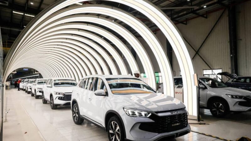 Petróleo em alta impulsiona recorde de vendas de carros elétricos globalmente