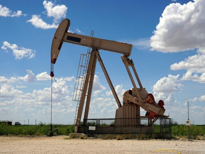 Petróleo sobe 2% após ataque dos EUA à Ilha Larak no Irã