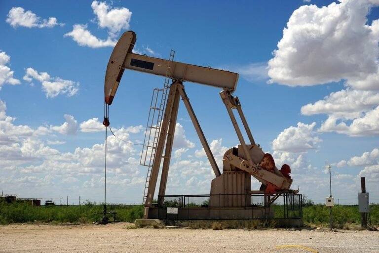 Petróleo sobe 2% após ataque dos EUA à Ilha Larak no Irã