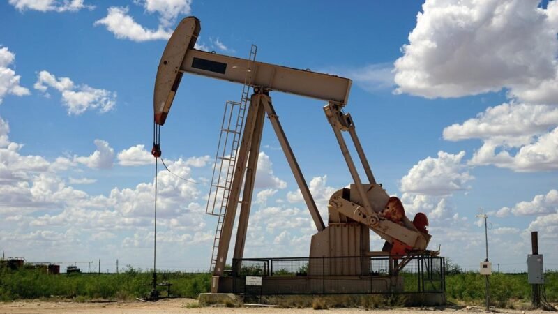 Petróleo sobe 2% após ataque dos EUA à Ilha Larak no Irã
