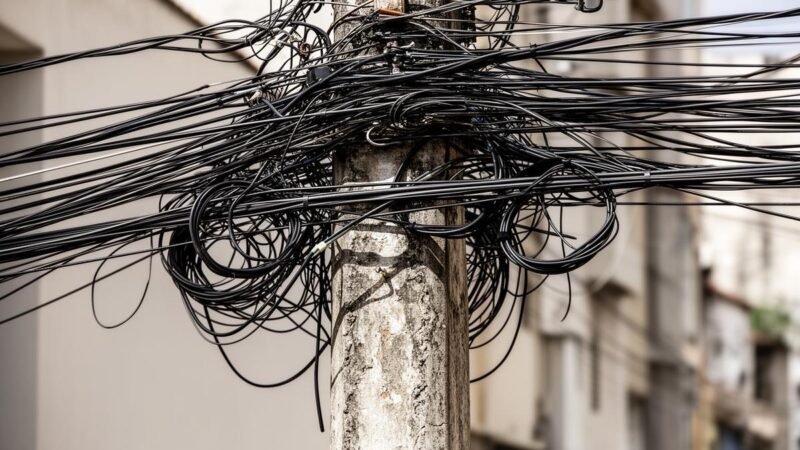 Postes compartilhados revelam fragmentação institucional da infraestrutura brasileira